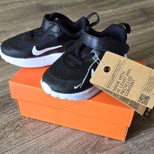 Nike Toddler Revolution Black/ size 7 / NWT